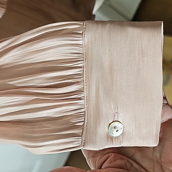 Elie Tahari NWT pink champagne color, size small button-down. Shinny fab… - Picture 4 of 12